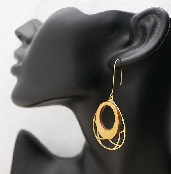 Guldpl&auml;terade ovala tr&auml;&ouml;rh&auml;ngen p&aring; genombruten m&auml;ssingskvast