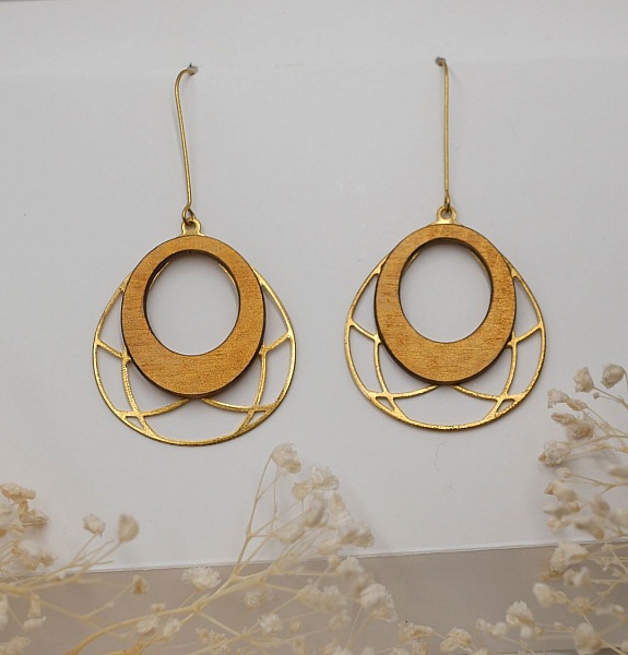 Guldpl&auml;terade ovala tr&auml;&ouml;rh&auml;ngen p&aring; genombruten m&auml;ssingskvast