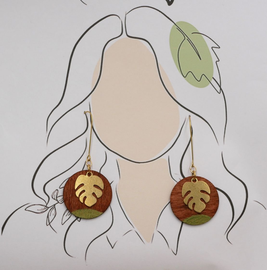 Örhängen av körsbärsträ och monstera blad i guldpläterad mässing.