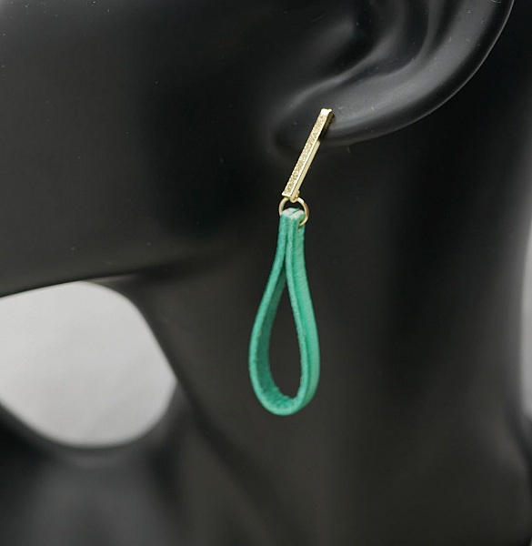 Jade &ouml;rh&auml;ngen i l&auml;der med l&aring;nga rektangul&auml;ra guldnitar