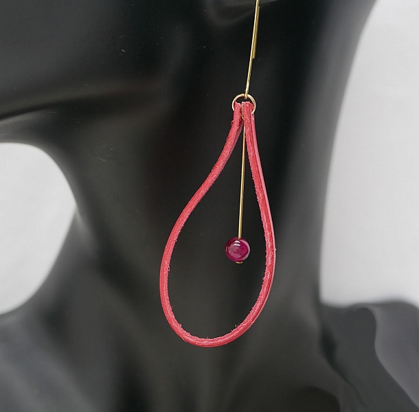 Korallr&ouml;da l&auml;der&ouml;rh&auml;ngen med matchande p&auml;rlor