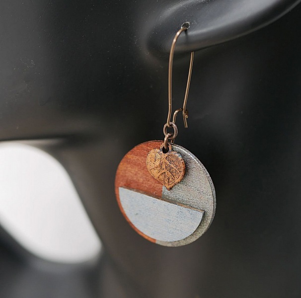 Boucles d'oreilles graphique en bois et feuille cuivr&eacute;e