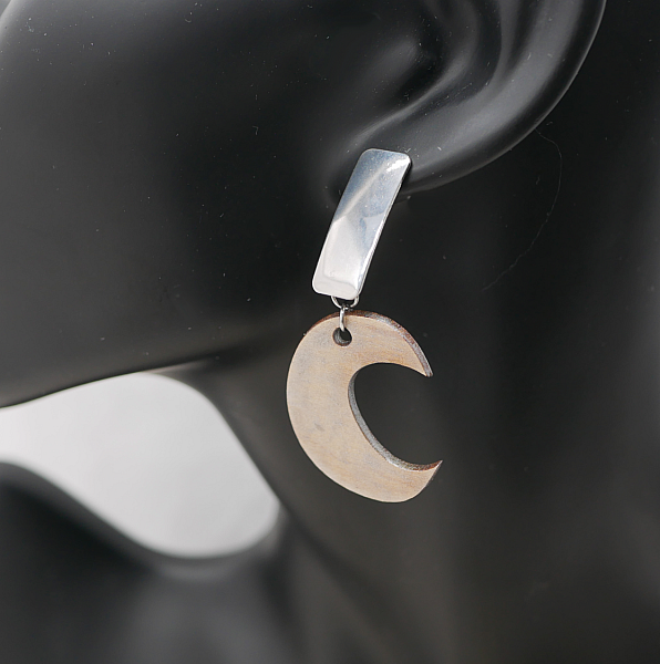 Silverpl&auml;terade &ouml;rh&auml;ngen i patinerat tr&auml; 