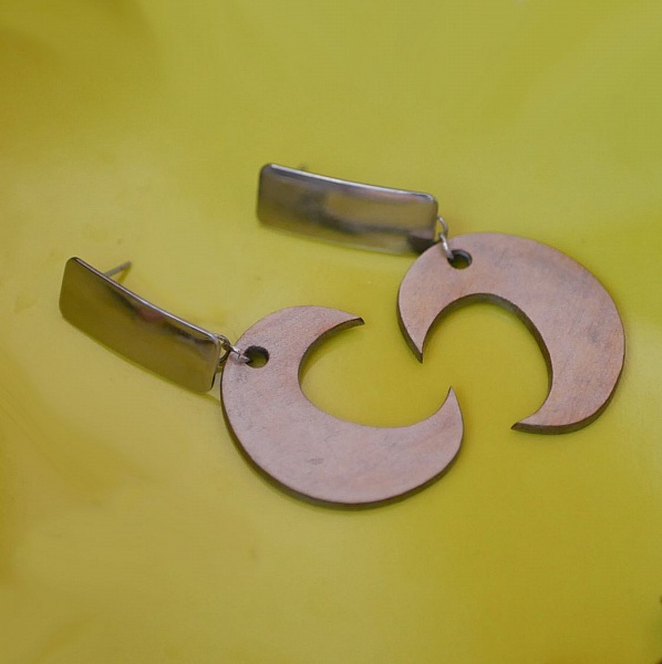 Silverpl&auml;terade &ouml;rh&auml;ngen i patinerat tr&auml; 