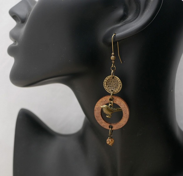 Tr&auml;&ouml;rh&auml;ngen med m&auml;ssingsf&aring;glar