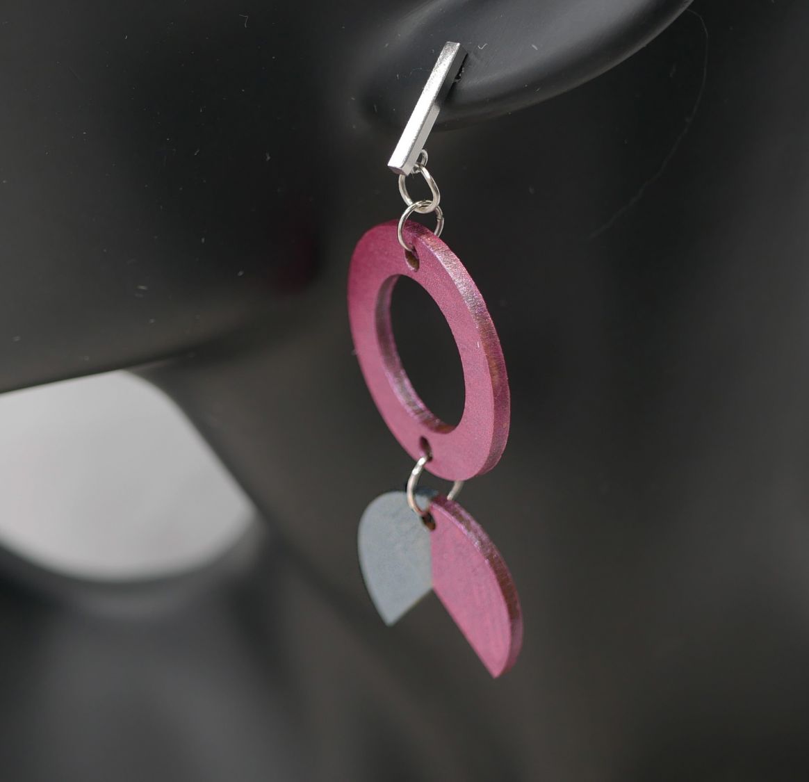 Geometriska hängande örhängen i trä Fuchsia och grått