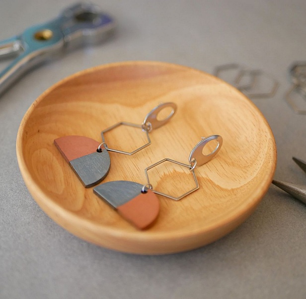 Gr&aring; och bruna geometriska h&auml;ngande &ouml;rh&auml;ngen