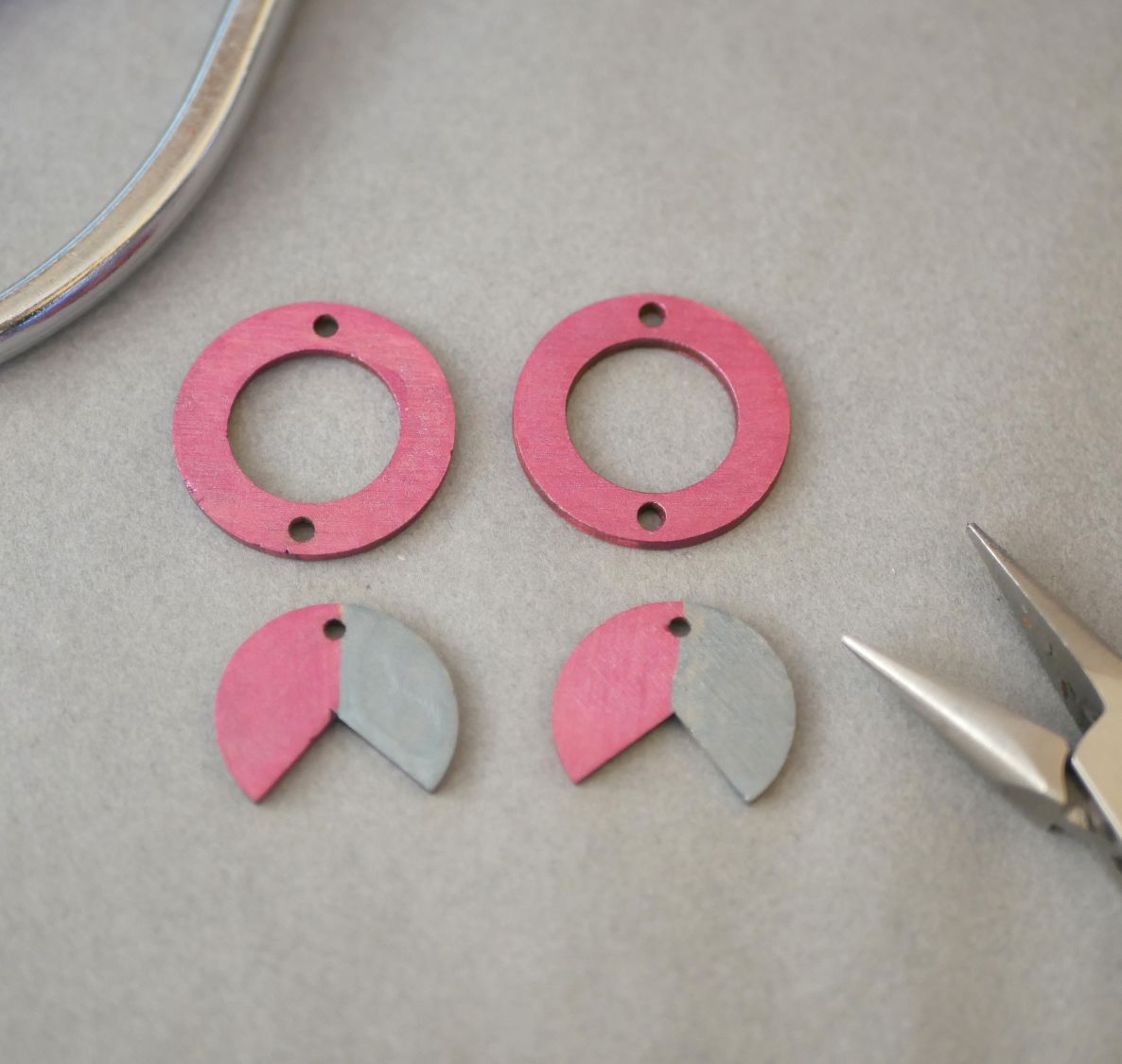 Geometriska hängande örhängen i trä Fuchsia och grått