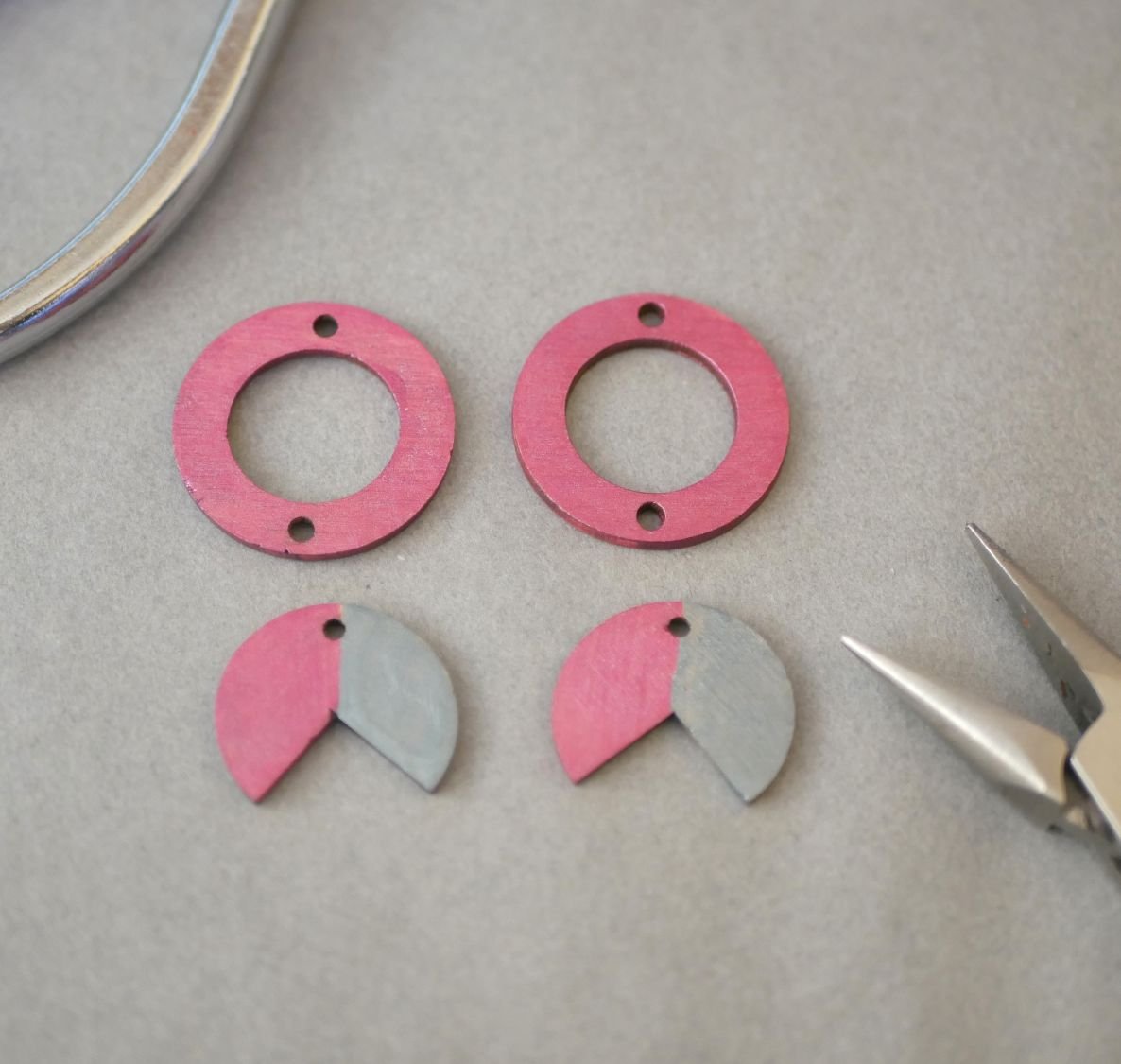 Geometriska hängande örhängen i trä Fuchsia och grått