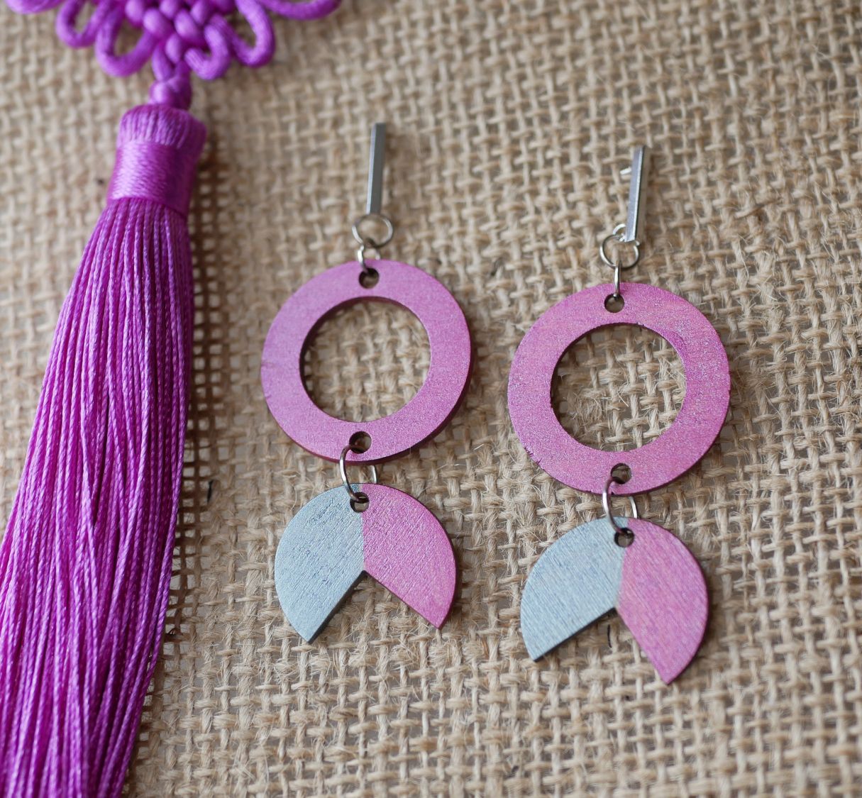 Geometriska hängande örhängen i trä Fuchsia och grått