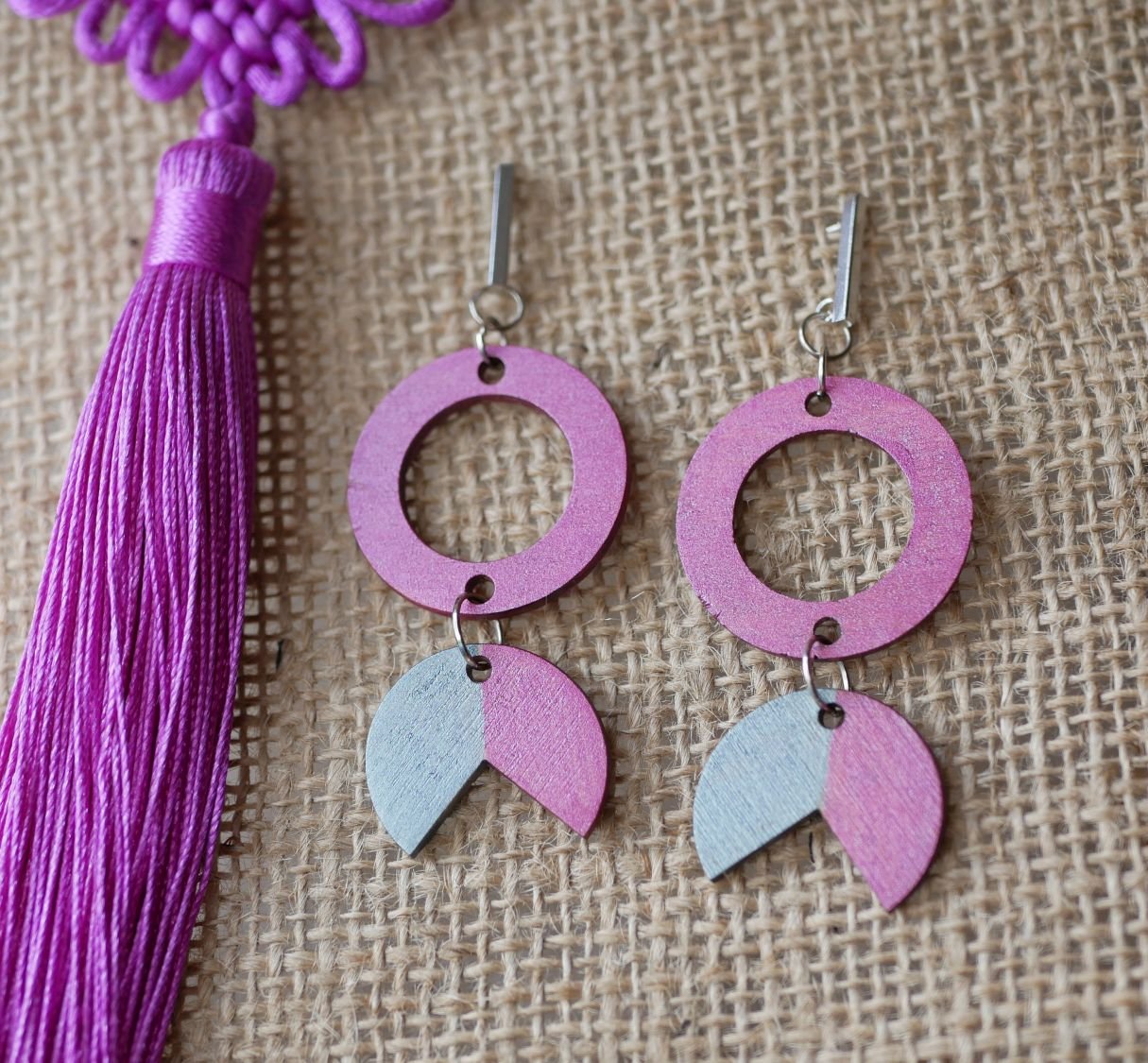 Geometriska hängande örhängen i trä Fuchsia och grått