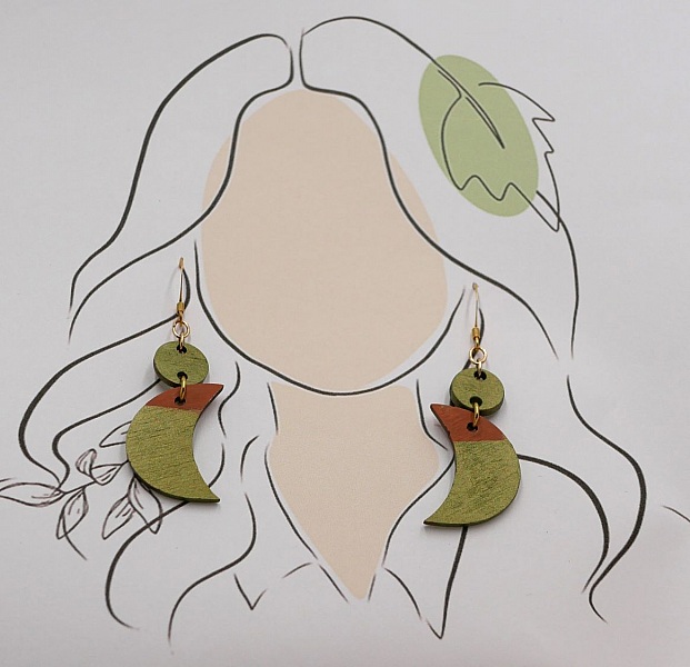 Tr&auml; m&aring;nen h&auml;ngande &ouml;rh&auml;ngen i gr&ouml;n metallic och brunt