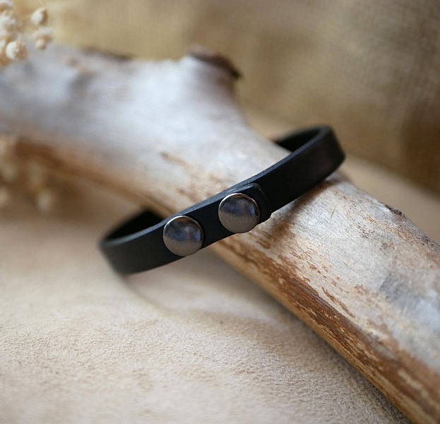 Bracelet en cuir noir tiss&eacute; bicolore en coton argent&eacute; et cuir fin rouge brique