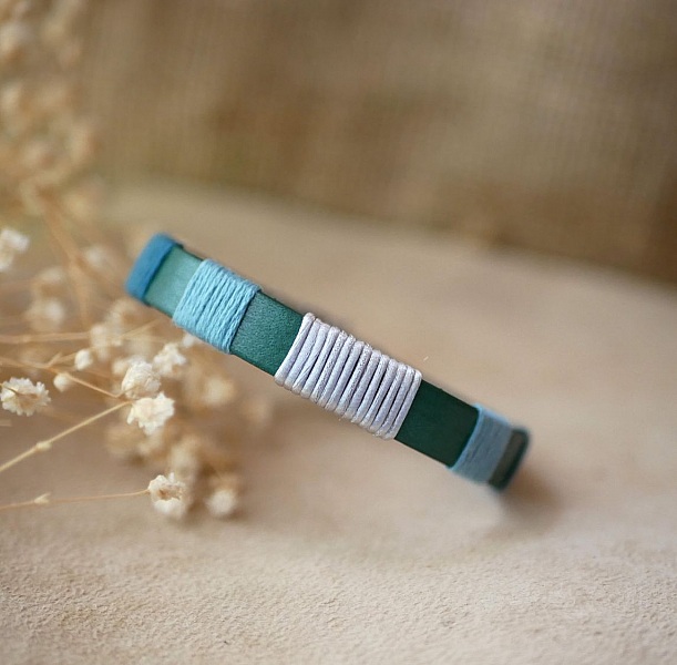 Bracelet en cuir vert tiss&eacute; de fils bleu et argent