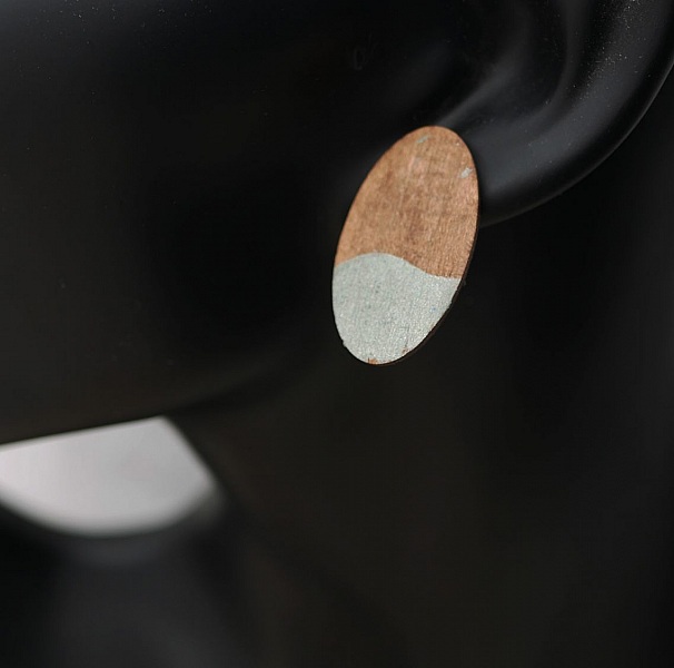 Stora ovala &ouml;rh&auml;ngen i valn&ouml;tstr&auml; och gr&aring; metallic