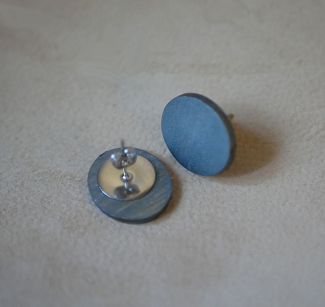 Ovala &ouml;rh&auml;ngen i gr&aring;m&aring;lat tr&auml; med metallisk effekt