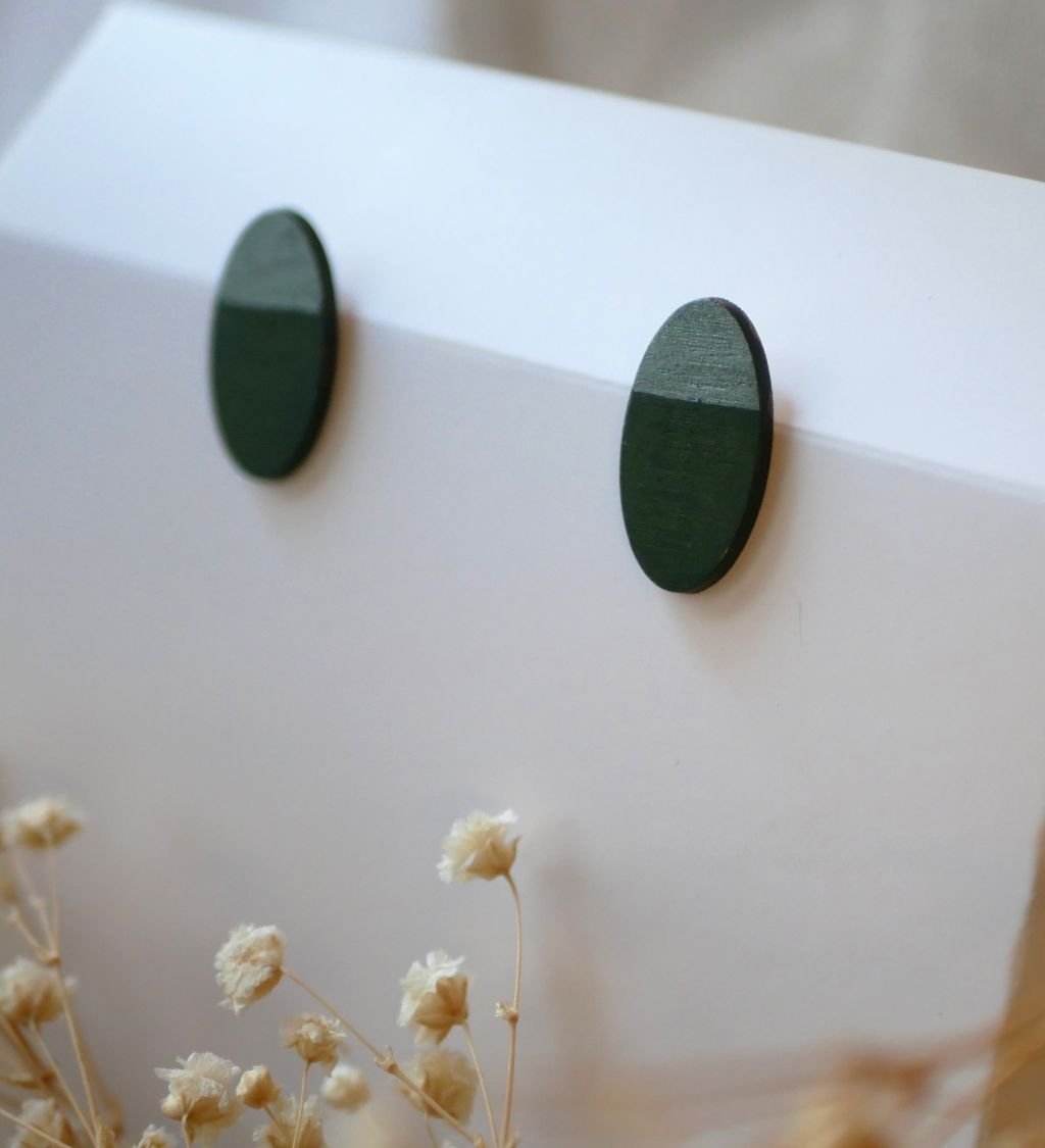 Ovala örhängen i trä målade i grön och grå duo metallic effekt