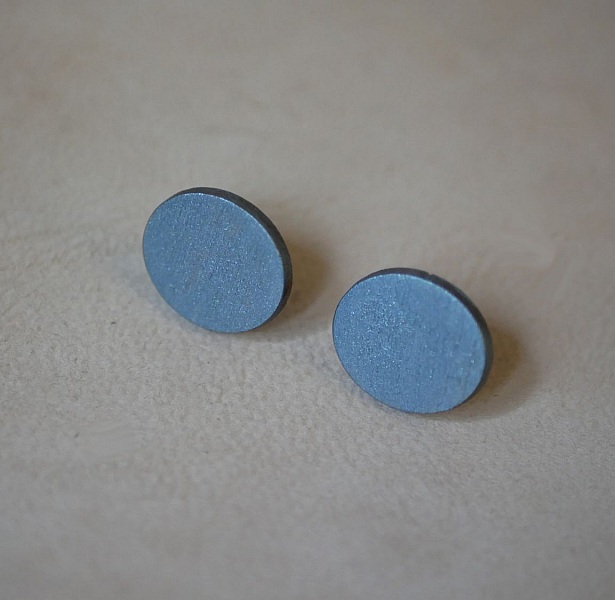 Ovala &ouml;rh&auml;ngen i gr&aring;m&aring;lat tr&auml; med metallisk effekt