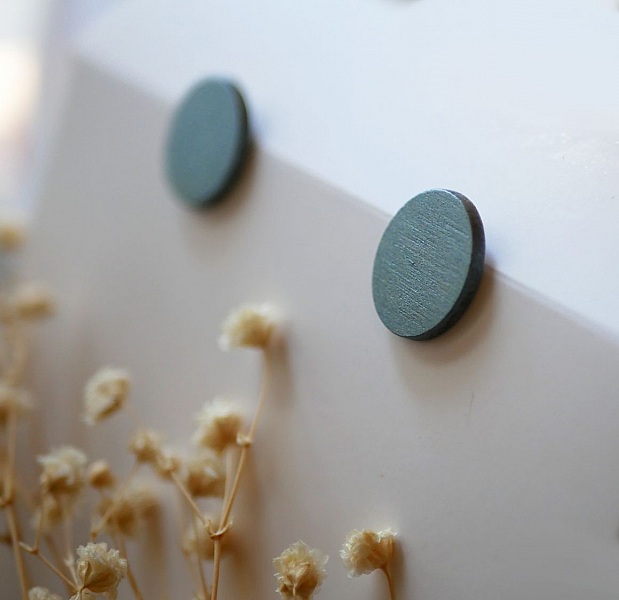 Ovala &ouml;rh&auml;ngen i gr&aring;m&aring;lat tr&auml; med metallisk effekt