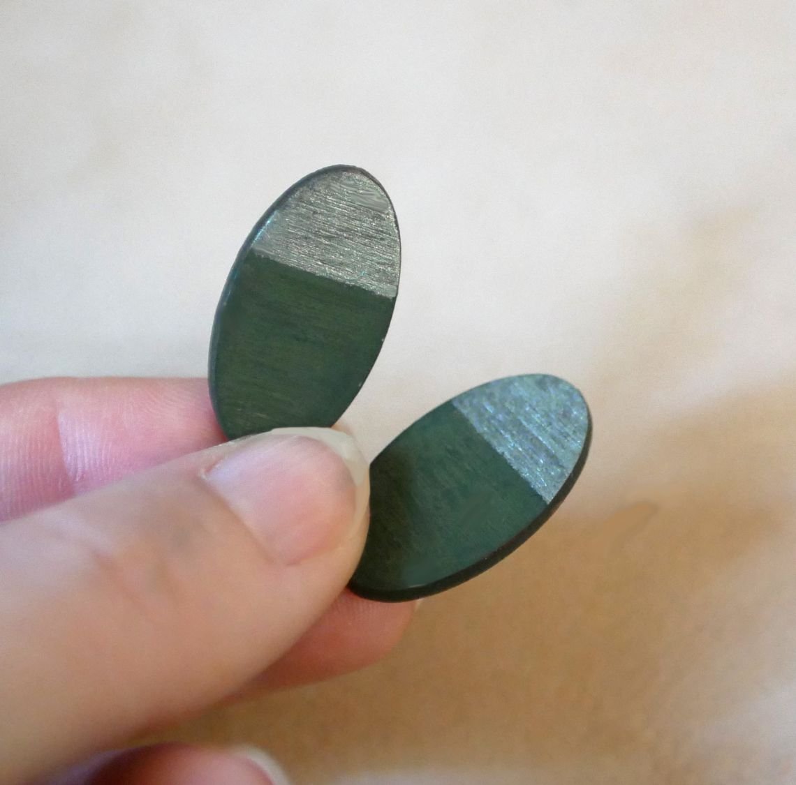 Ovala örhängen i trä målade i grön och grå duo metallic effekt