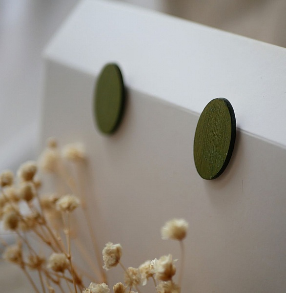 Ovala &ouml;rh&auml;ngen i tr&auml; m&aring;lade i en duo av gr&ouml;na f&auml;rger med metallisk effekt.