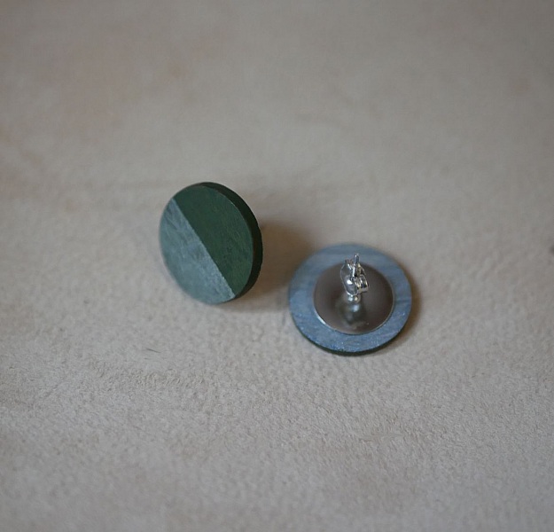 Runda &ouml;rh&auml;ngen i tr&auml; m&aring;lade i m&ouml;rkgr&ouml;n och gr&aring; metallisk effekt.