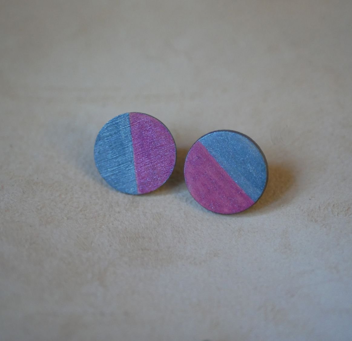 Runda örhängen i trä målade i grått och fuchsia duo metallic effekt