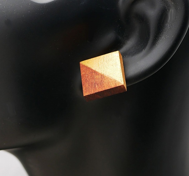 Runda &ouml;rh&auml;ngen i k&ouml;rsb&auml;rstr&auml; m&aring;lade i guld