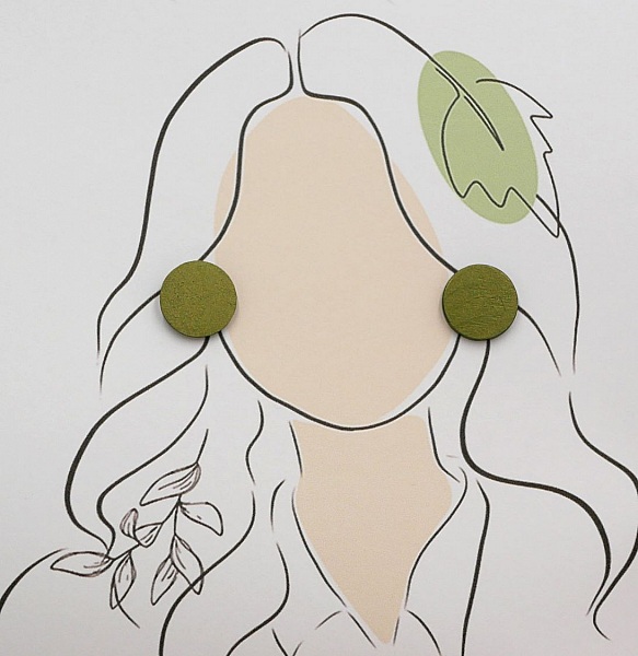 Runda &ouml;rh&auml;ngen i tr&auml; m&aring;lade i gr&ouml;n metallisk effekt