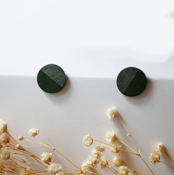 Runda &ouml;rh&auml;ngen i tr&auml; m&aring;lade i m&ouml;rkgr&ouml;n och gr&aring; metallisk effekt.