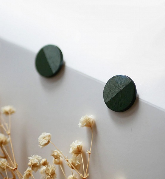 Runda &ouml;rh&auml;ngen i tr&auml; m&aring;lade i m&ouml;rkgr&ouml;n och gr&aring; metallisk effekt.