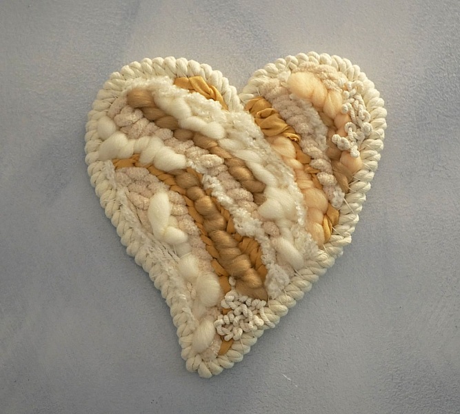 D&eacute;coration coeur en tissage de laines blanches et beiges