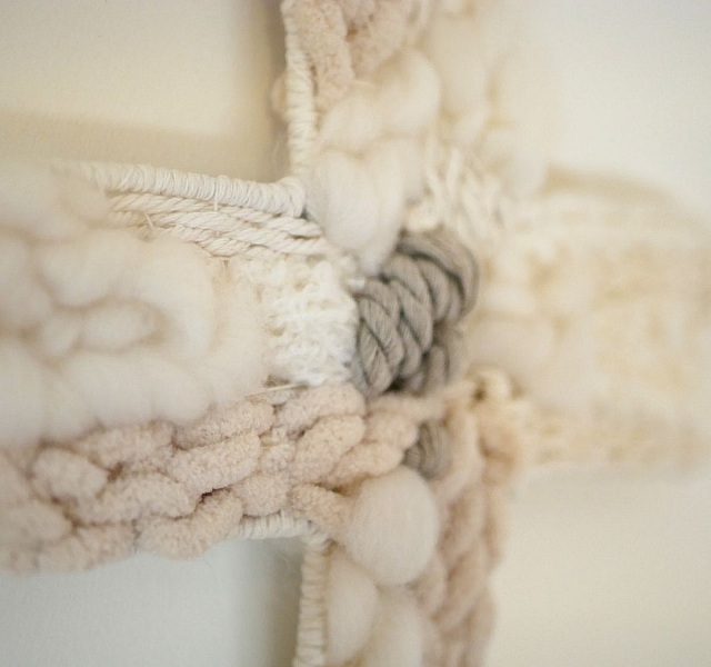 D&eacute;coration croix chr&eacute;tienne au tissage de laines blanches et beiges