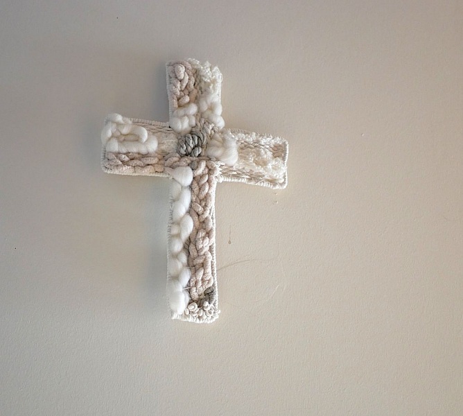 D&eacute;coration croix chr&eacute;tienne au tissage de laines blanches et beiges