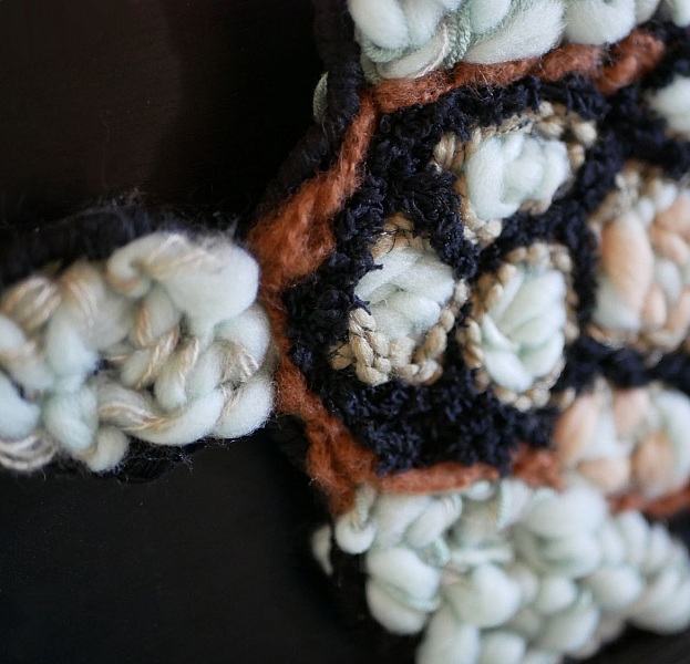 D&eacute;coration Tortue marine en tissage de laine noir et vert