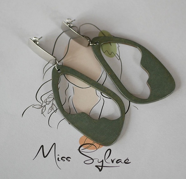 Stora &ouml;rh&auml;ngen i tr&auml; m&aring;lade i gr&ouml;nt eller gr&aring;tt