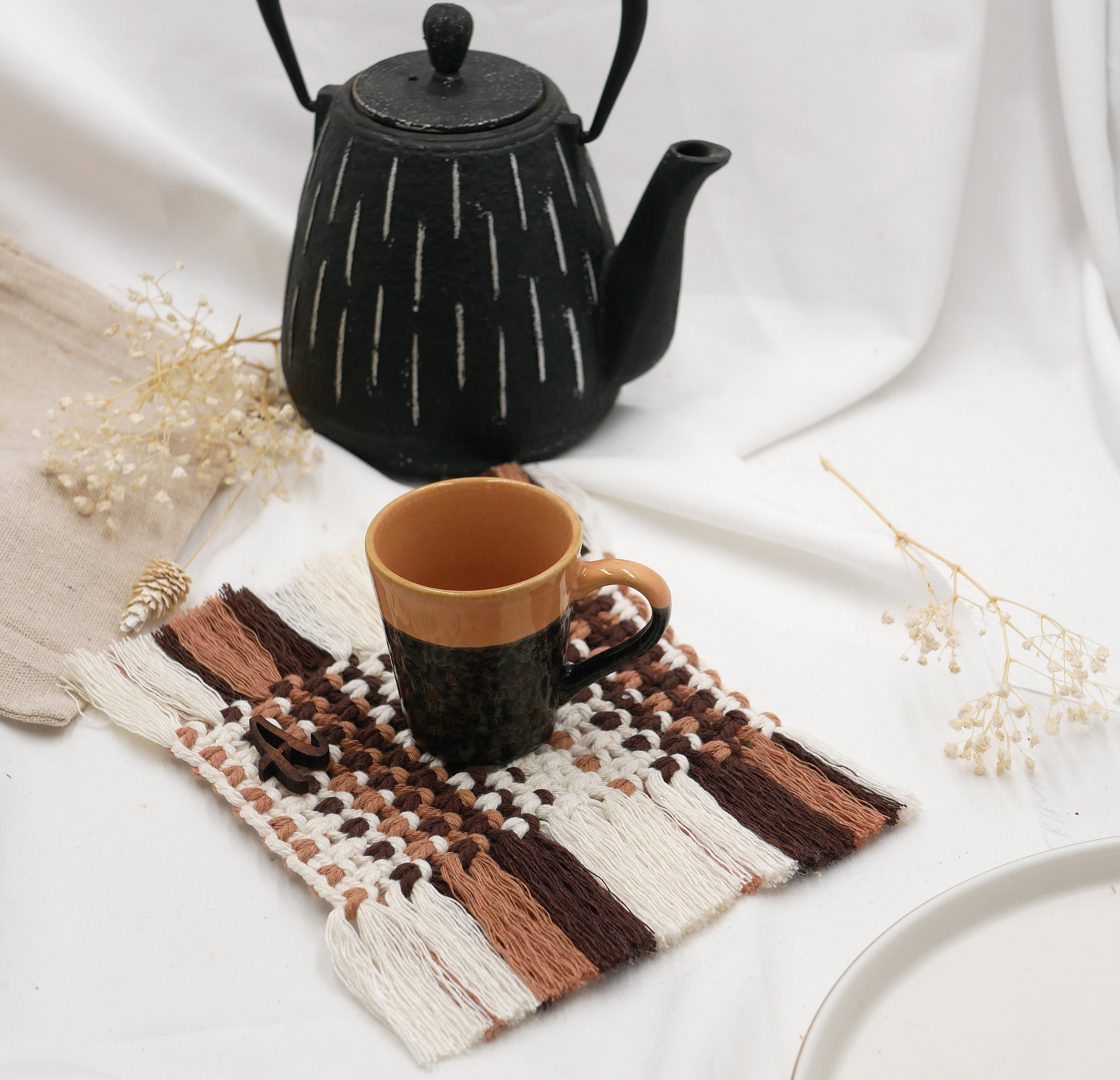 Mini tapis "Chocolat" pour dessous de tasse en macram&eacute; &eacute;cru, beige et marron