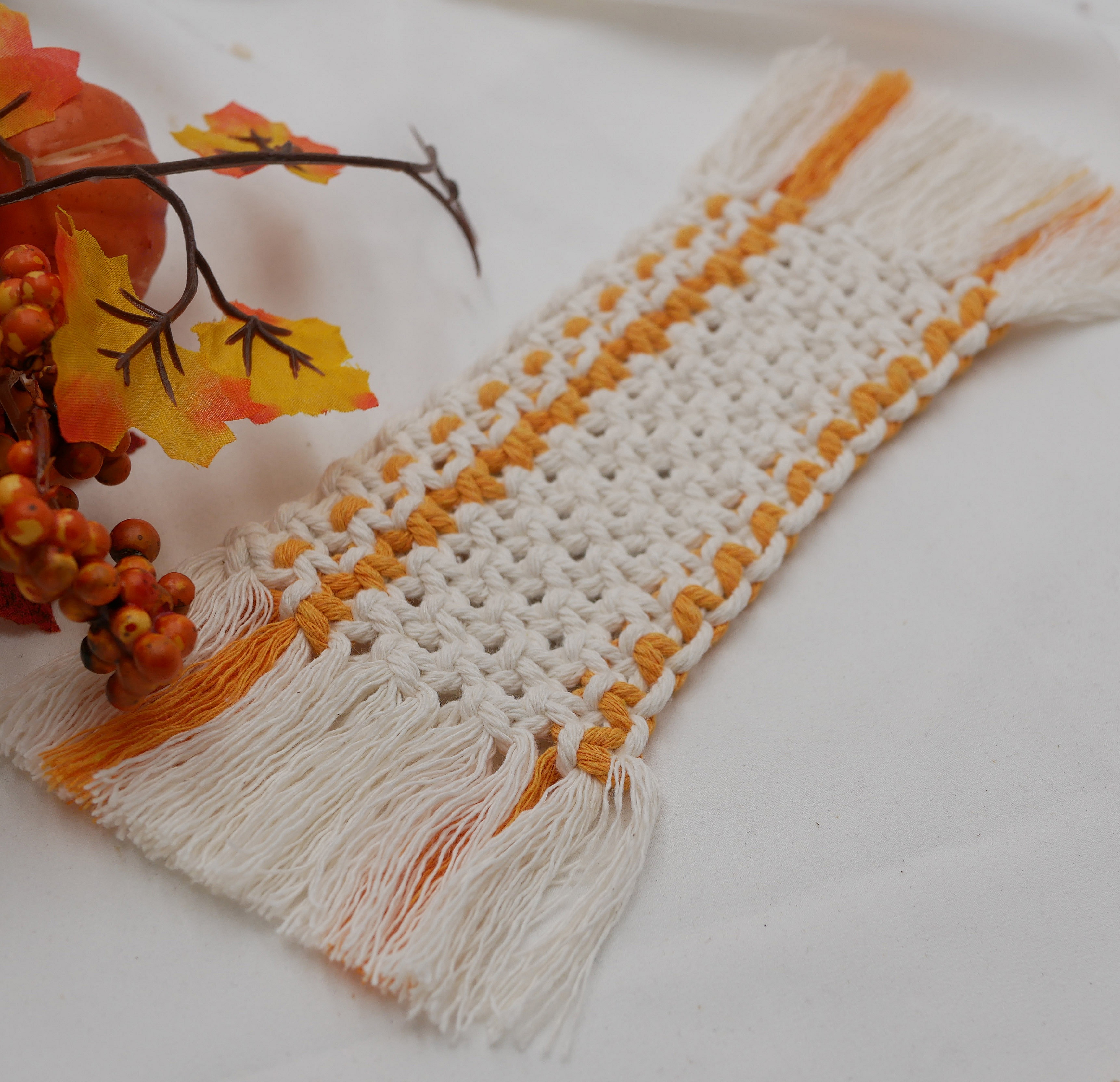 Mini tapis rectangulaire en macram&eacute; &eacute;cru et orange pour dessous de tasse