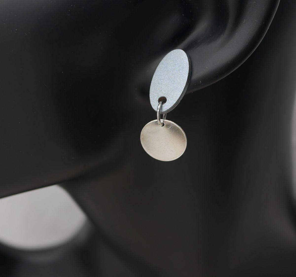 Små geometriska träörhängen i blått grått silver 