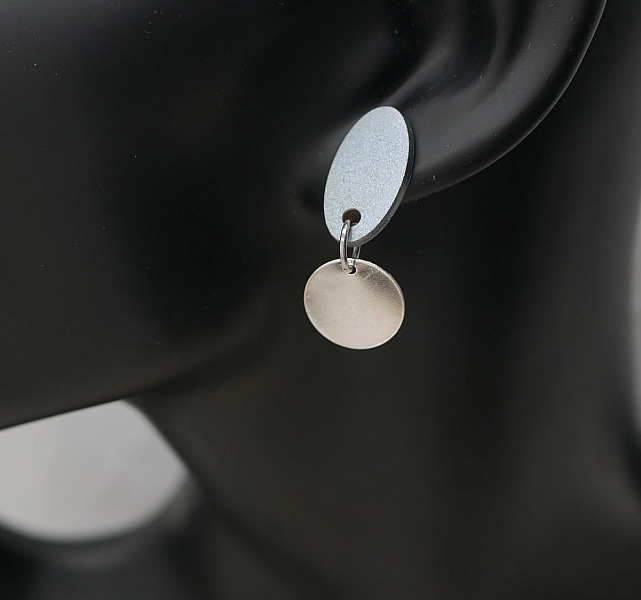 Sm&aring; geometriska tr&auml;&ouml;rh&auml;ngen i bl&aring;tt gr&aring;tt silver 