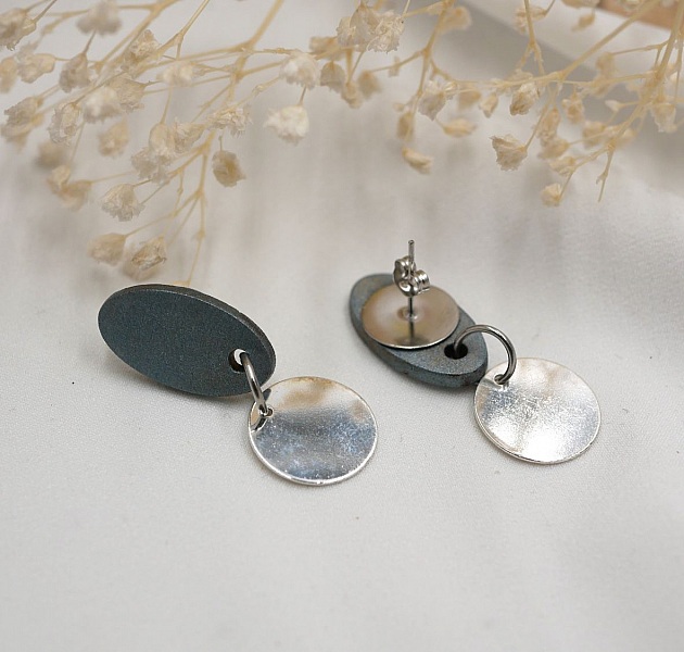 Sm&aring; geometriska tr&auml;&ouml;rh&auml;ngen i bl&aring;tt gr&aring;tt silver 