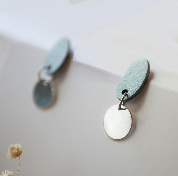 Sm&aring; geometriska tr&auml;&ouml;rh&auml;ngen i bl&aring;tt gr&aring;tt silver 