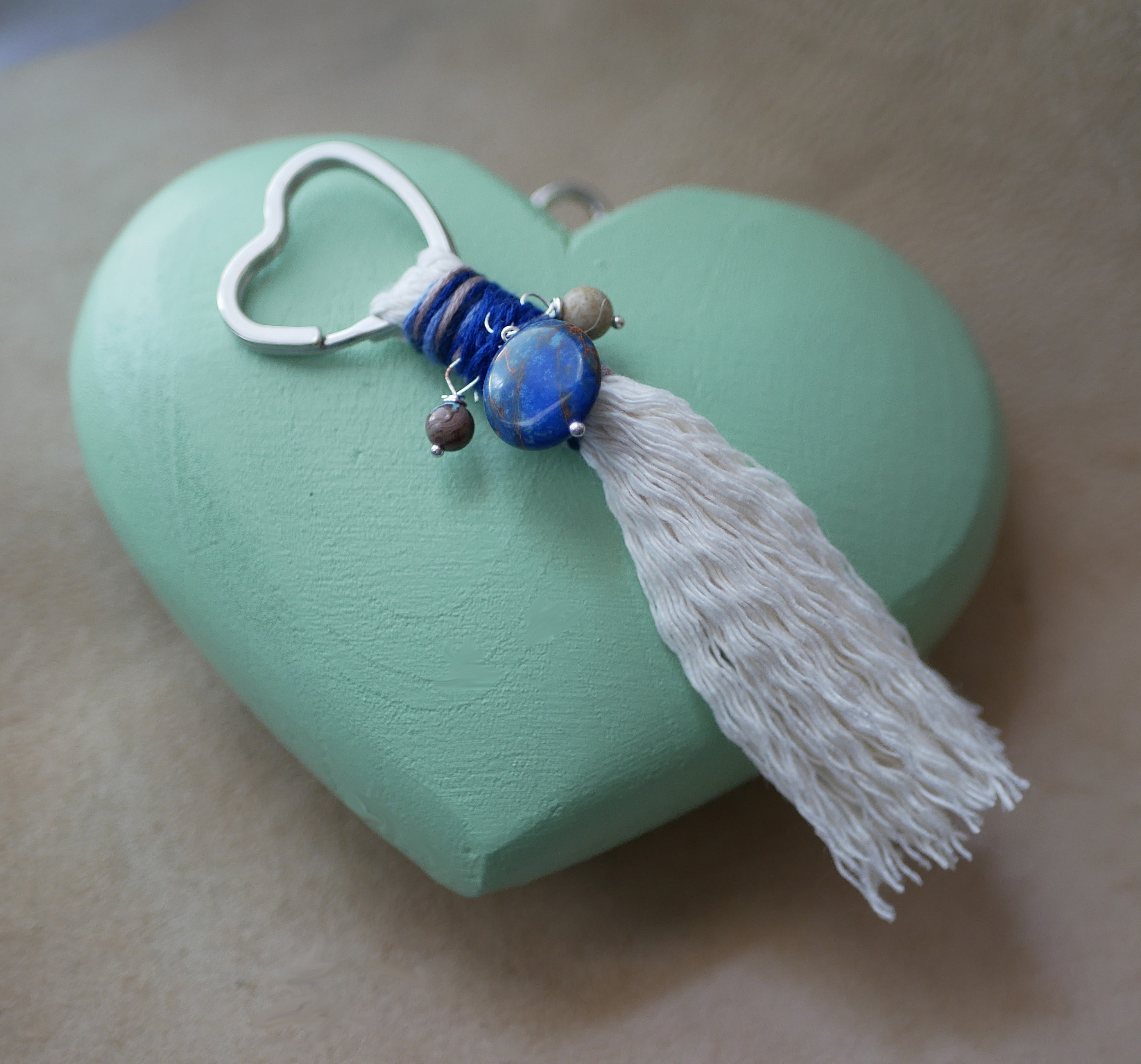 Porte-cl&eacute;s coeur en macram&eacute; et pierre de gemme bleue 