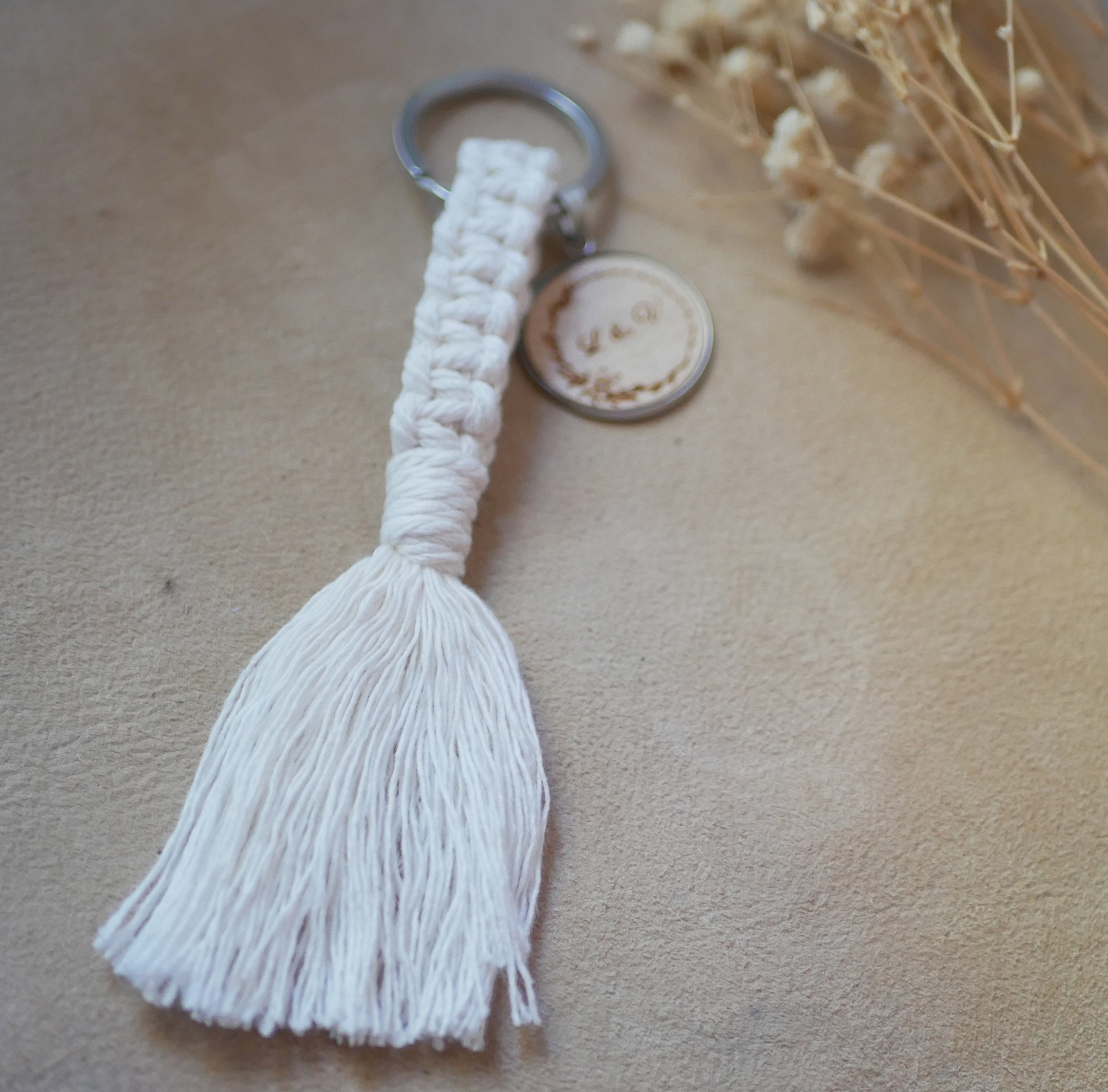 Porte-cl&eacute;s macram&eacute; et cabochon en bois grav&eacute; personnalis&eacute; sur anneau argent&eacute;