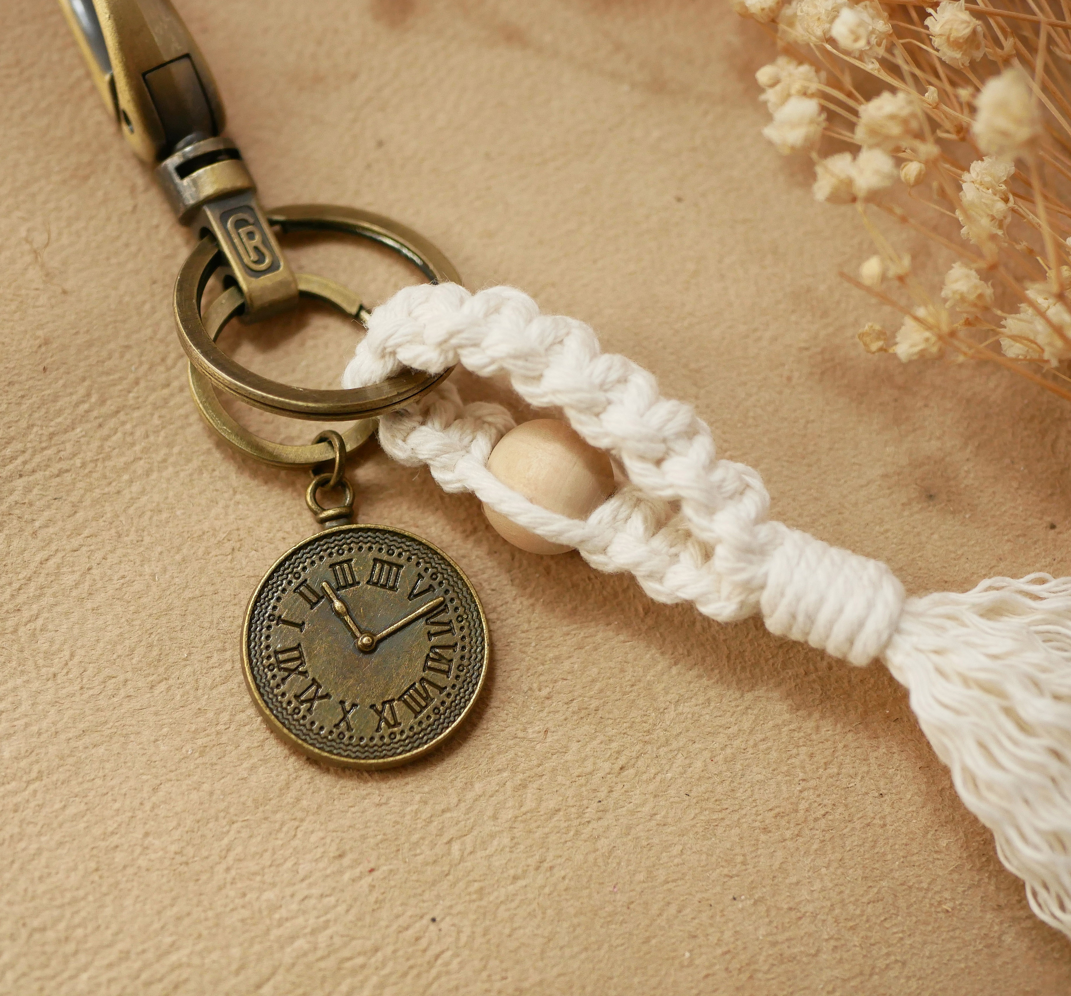 Porte-cl&eacute;s macram&eacute; et cabochon en bois grav&eacute; personnalis&eacute; sur  gros mousqueton laiton vieilli 