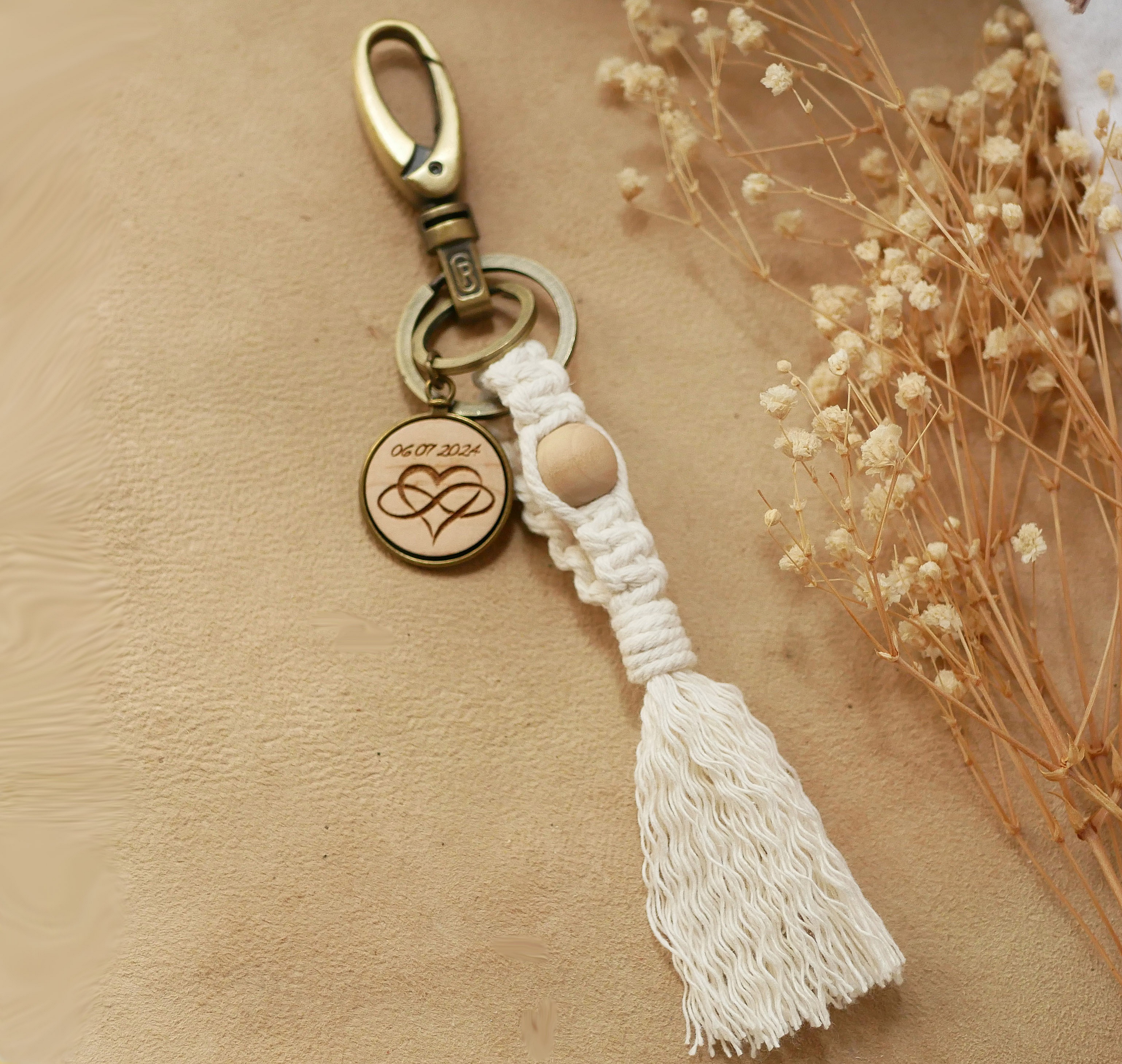 Porte-cl&eacute;s macram&eacute; et cabochon en bois grav&eacute; personnalis&eacute; sur  gros mousqueton laiton vieilli 