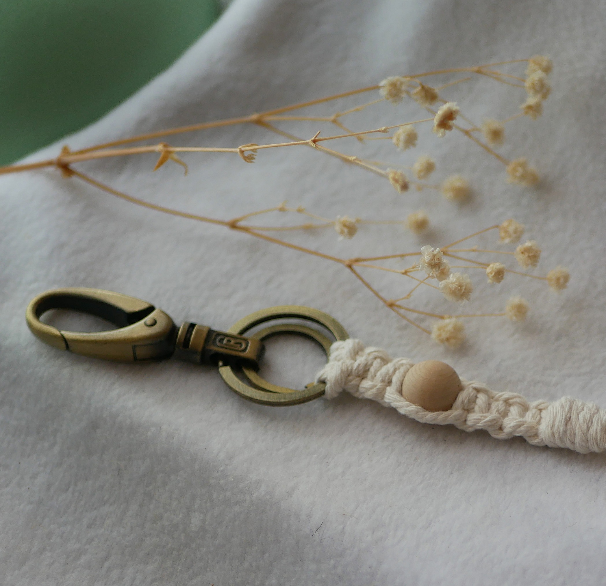 Porte-cl&eacute;s macram&eacute; gros mousqueton laiton vieilli perle en bois et corde coton couleur au choix 