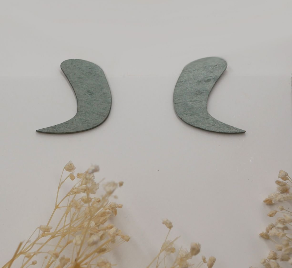 Grå metalliska trä-örhängen med grafisk design