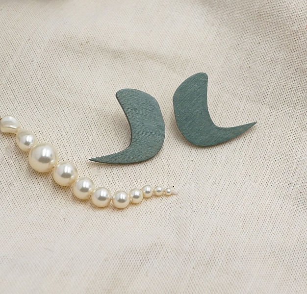 Gr&aring; metalliska tr&auml;-&ouml;rh&auml;ngen med grafisk design