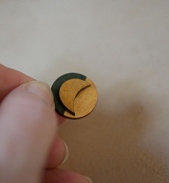 Runda &ouml;rh&auml;ngen i tr&auml; med m&aring;nar i m&ouml;rkgr&ouml;nt och guld